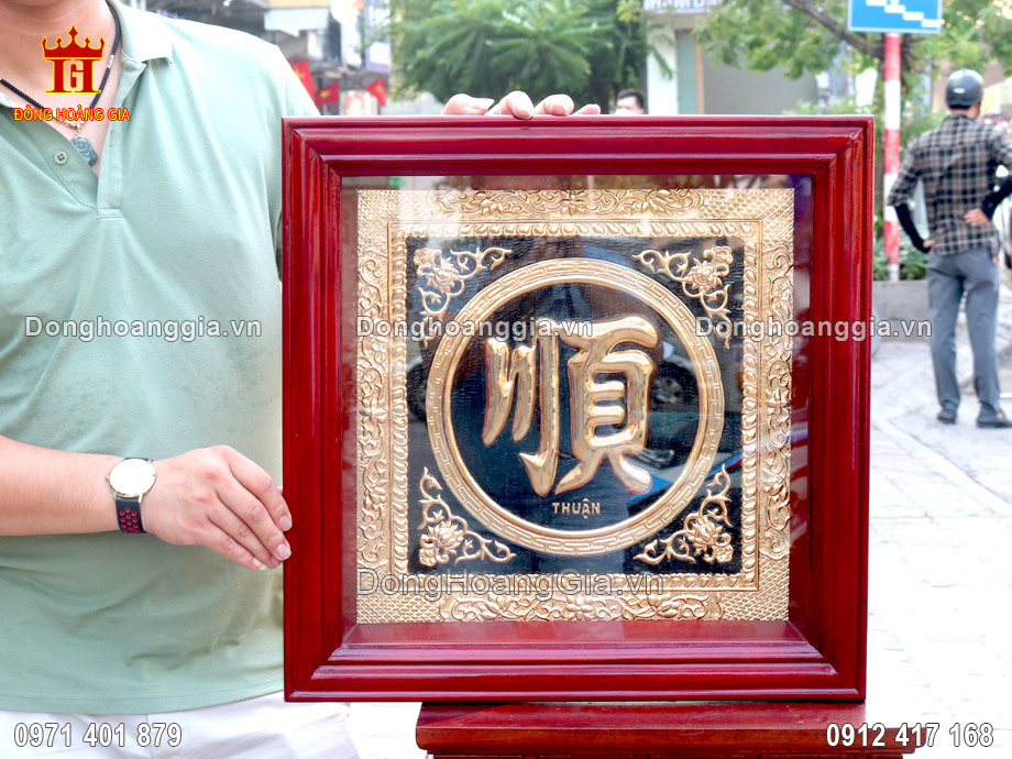Bức tranh chữ Thuận được chế tác hoàn toàn từ nguyên liệu đồng đỏ tấm thanh khiết